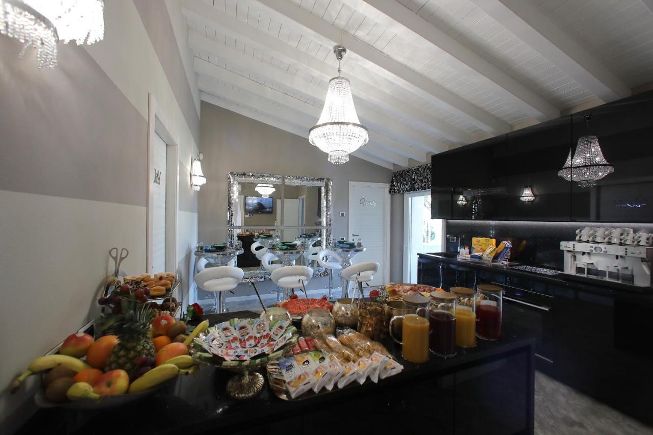 ديسينسانو ديل غاردا B&B Bellavista Exclusive In Zona Centrale Con Piscina Riscaldata E Jacuzzi Vista Lago المظهر الخارجي الصورة